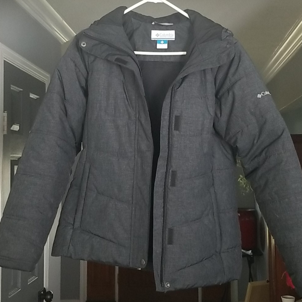 LIKE NEW Columbia down coat.  Has hood.